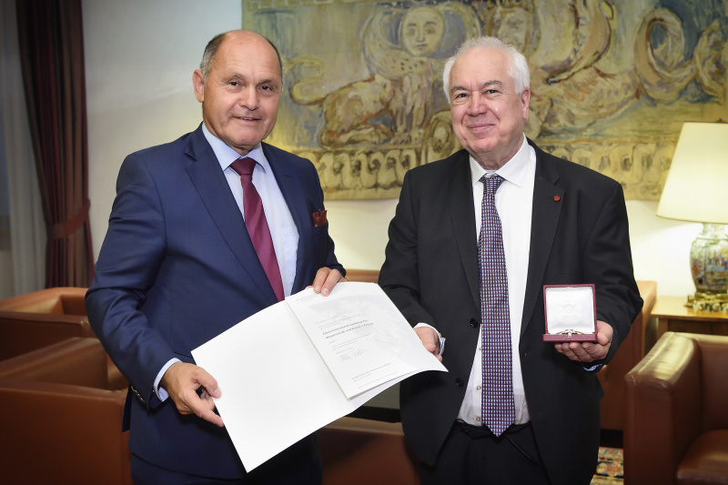 Überreichung des Ehrenkreuzes für Wissenschaft und Kunst I. Klasse an Prof. Dr. Bassam Tibi.
Von links: Nationalratspräsident Wolfgang Sobotka (V), Bassam Tibi