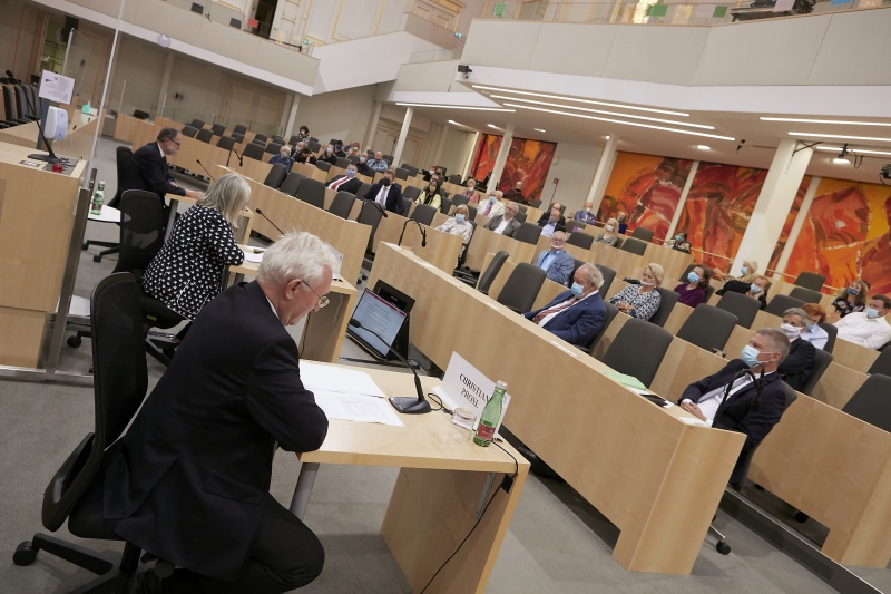 Von rechts: Präsident der ÖKV Christian Prosl, Vizepräsidentin der ÖKV Maria Dippelreiter, Michael Dippelreiter. Blick Richtung VeranstaltugnsteilnehmerInnen