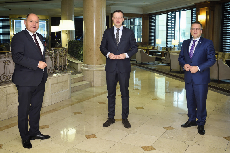 Treffen mit CDU-Generalsekretär Paul Ziemiak
Von links: Nationalratspräsident Wolfgang Sobotka (V), CDU-Generalsekretär Paul Ziemiak, Nationalratsabgeordneter August Wöginger (V)