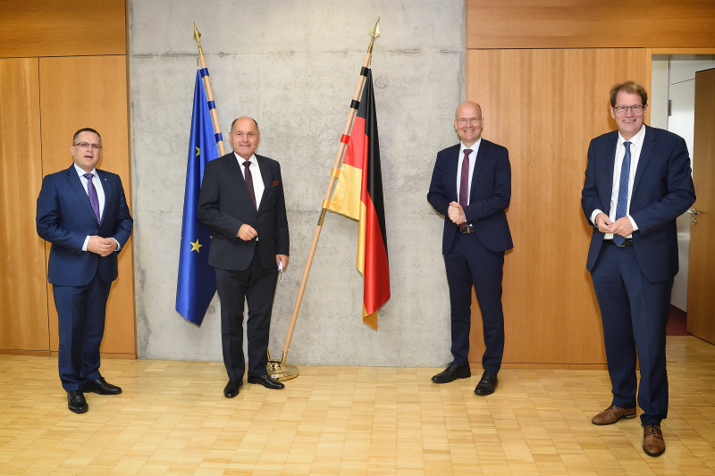 Treffen mit dem CDU-Fraktionsvorsitzenden Ralph Brinkhaus
Von links: Nationalratsabgeordneter August Wöginger (V), Nationalratspräsident Wolfgang Sobotka (V), CDU-Fraktionsvorsitzender Ralph Brinkhaus, Voritzender der Deutsch-Österreichischen Parlamentariergruppe Gero Stojohann