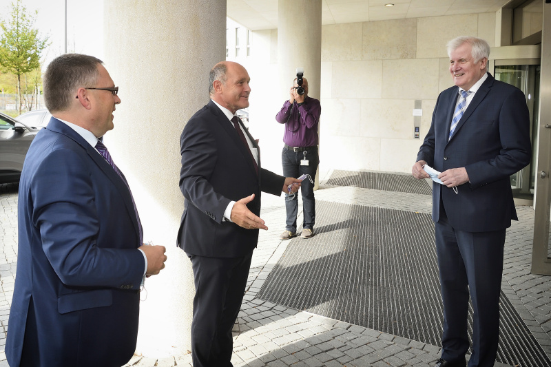 Treffen mit dem deutschen Innenminister Horst Seehofer
Von links: Nationalratsabgeordneter August Wöginger (V), Nationalratspräsident Wolfgang Sobotka (V), Bundesinnenminister Horst Seehofer