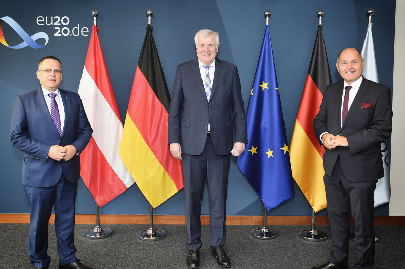 Treffen mit dem deutschen Innenminister Horst Seehofer
Von links: Nationalratsabgeordneter August Wöginger (V), Bundesinnenminister Horst Seehofer, Nationalratspräsident Wolfgang Sobotka (V)