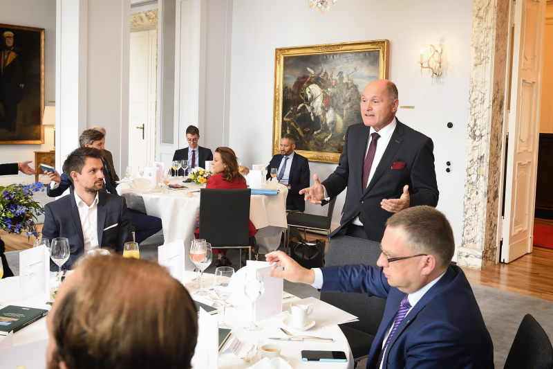 Führung durch die Parlamentarische Gesellschaft.
Dankesworte Nationalratspräsident Wolfgang Sobotka (V)