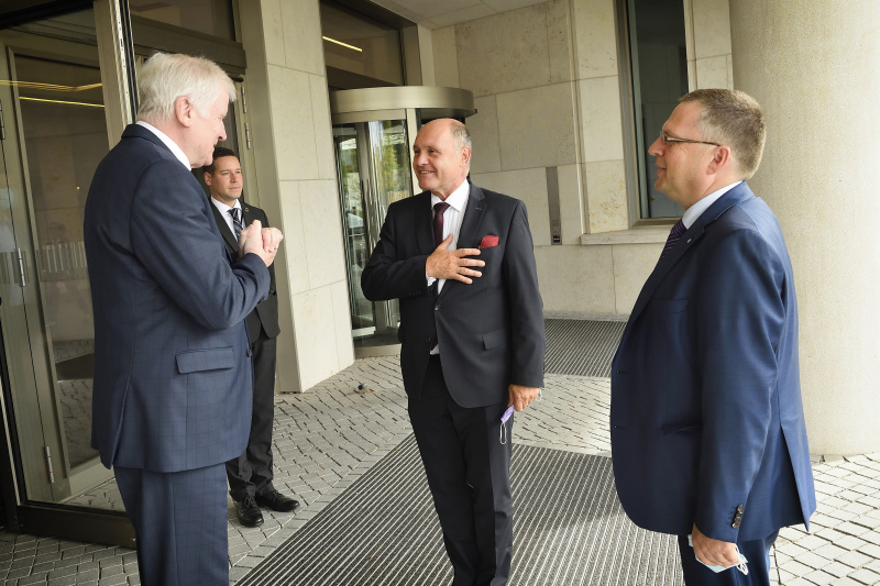 Treffen mit dem deutschen Innenminister Horst Seehofer
Von links: Bundesinnenminister Horst Seehofer, Nationalratspräsident Wolfgang Sobotka (V), Nationalratsabgeordneter August Wöginger (V)