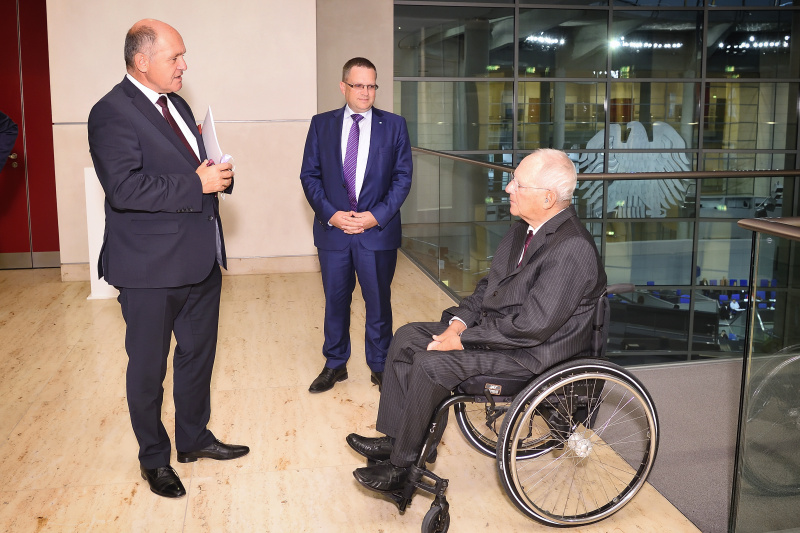 Gespräch mit dem Präsidenten des Deutschen Bundestags Dr. Wolfgang Schäuble 
Von links: Nationalratspräsident Wolfgang Sobotka (V), Nationalratsabgeordneter August Wöginger (V), Präsident des Deutschen Bundestags Wolfgang Schäuble