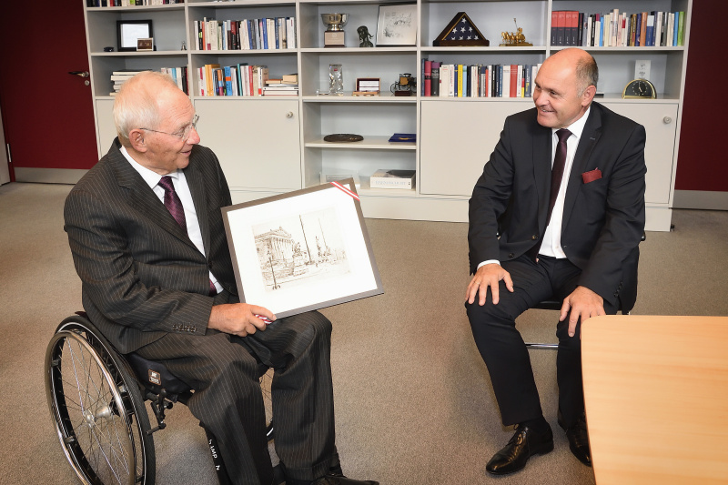 Gespräch mit dem Präsidenten des Deutschen Bundestags Dr. Wolfgang Schäuble 
Von links: Präsident des Deutschen Bundestags Wolfgang Schäuble, Nationalratspräsident Wolfgang Sobotka (V)