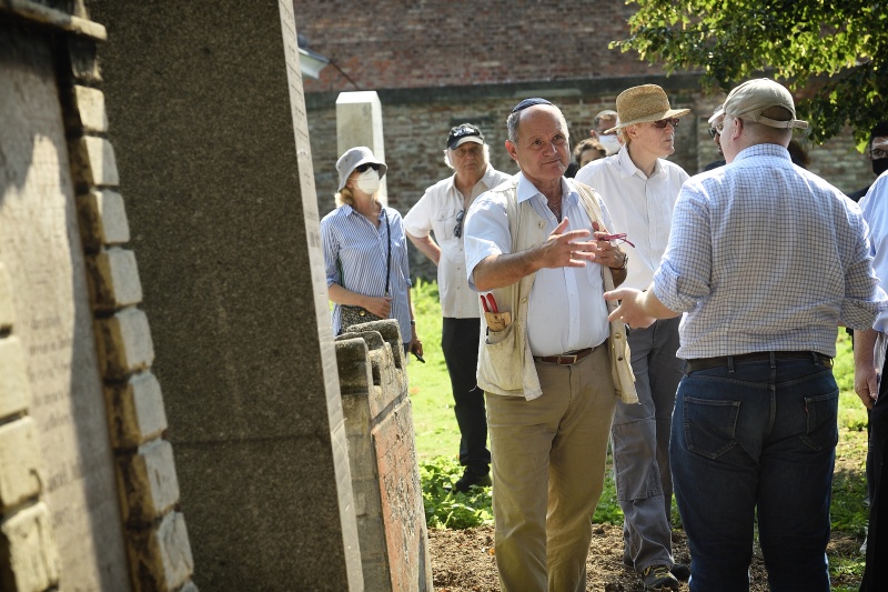 Nationalratspräsident Wolfgang Sobotka (V) beim Rundgang durch den Friedhof