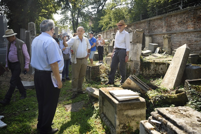 Nationalratspräsident Wolfgang Sobotka (V) beim Rundgang durch den Friedhof
