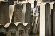 Nationalratspräsident Wolfgang Sobotka (V) beim Rundgang durch den Friedhof