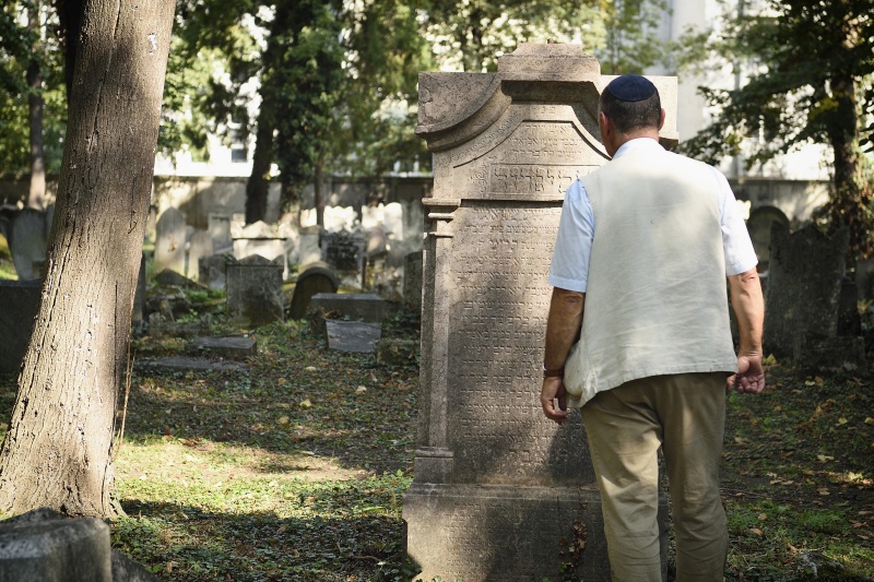 Nationalratspräsident Wolfgang Sobotka (V) beim Rundgang durch den Friedhof