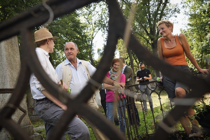 Rundgang durch den Friedhof. Von rechts: Nationalratsabgeordnete Sibylle Hamann (G), Gemeinderätin Jennifer Kickert, Nationalratspräsident Wolfgang Sobotka (V)