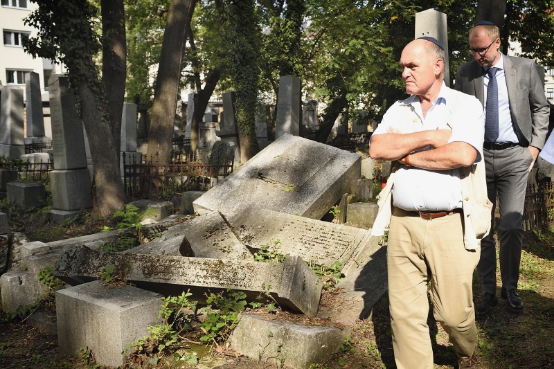 Nationalratspräsident Wolfgang Sobotka (V) beim Rundgang durch den Friedhof