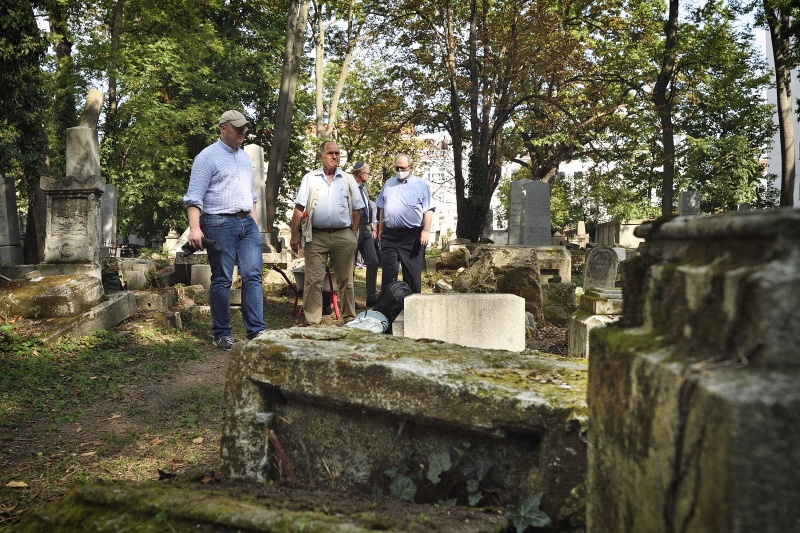 Nationalratspräsident Wolfgang Sobotka (V) beim Rundgang durch den Friedhof