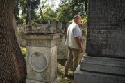Nationalratspräsident Wolfgang Sobotka (V) beim Rundgang durch den Friedhof