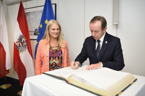 Eintrag ins Gästebuch. Von links: Bundesratsvizepräsidentin Elisabeth Grossmann (S), Marschall des polnischen Senates Tomasz Grodzki