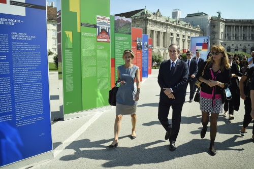 Marschall des polnischen Senates Tomasz Grodzki bei Besichtigung der Ausstellung am Heldenplatz