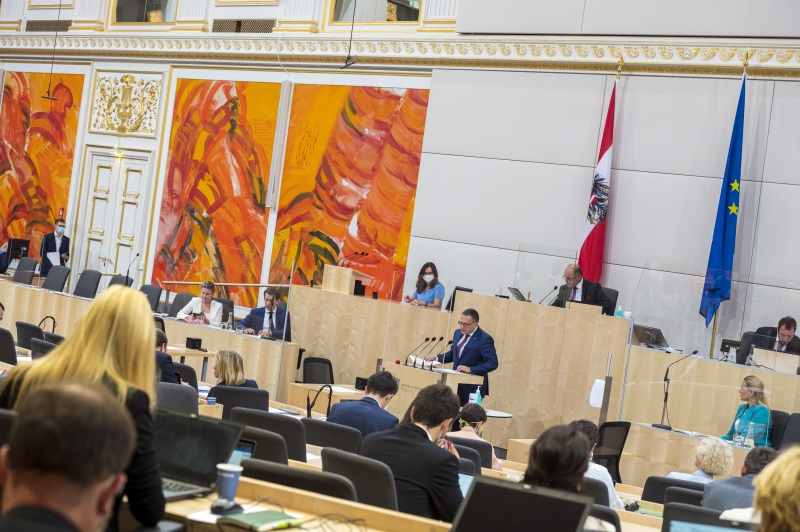 Klubobmann August Wöginger (V) am Renerpult