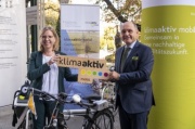 Von rechts: Nationalratspräsident Wolfgang Sobotka (V), Verkehrsministerin Leonore Gewessler (G) bei der E-Bike Übergabe