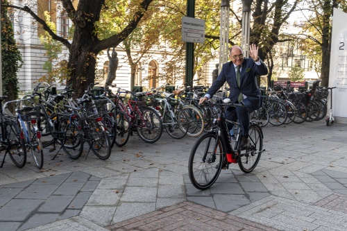 Nationalratspräsident Wolfgang Sobotka (V) testet das neue E-Bike