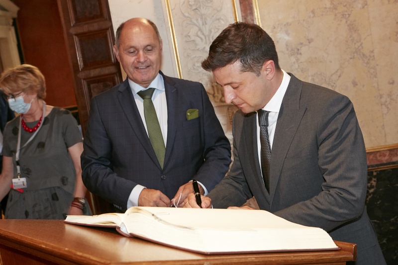Gästebucheintrag. Von links: Nationalratspräsident Wolfgang Sobotka (V), Präsident der Ukraine Wolodymyr Selenskyj