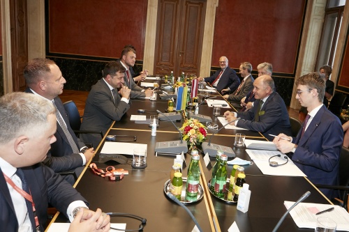 Arbeitsgespräch. Rechte Tischhälfte: Nationalratspräsident Wolfgang Sobotka (V) (2. von rechts), linke Tischhälfte: Präsident der Ukraine Wolodymyr Selenskyj (3. von links)