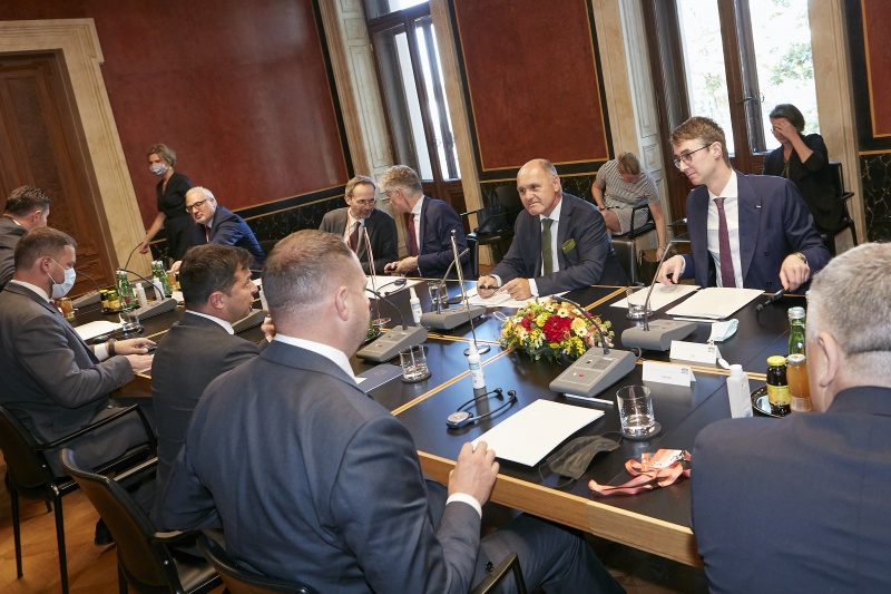 Arbeitsgespräch. Rechte Tischhälfte: Nationalratspräsident Wolfgang Sobotka (V) (2. von rechts), linke Tischhälfte: Präsident der Ukraine Wolodymyr Selenskyj (3. von rechts)