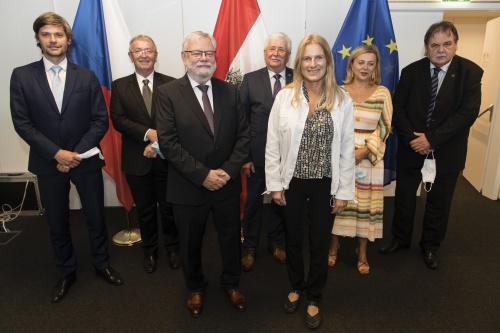 Bildmitte von links: Vizepräsident des tschechischen Senats Jiri Oberfalzer, Bundesratsvizepräsidentin Elisabeth Grossmann (S). Im Hintergrund: Tschechische Delegation