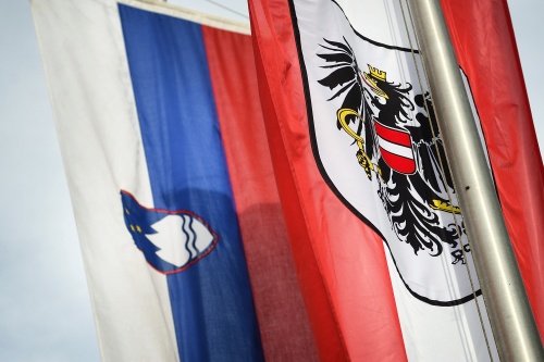 Flaggen beim Gemeindeamt von Globasnitz