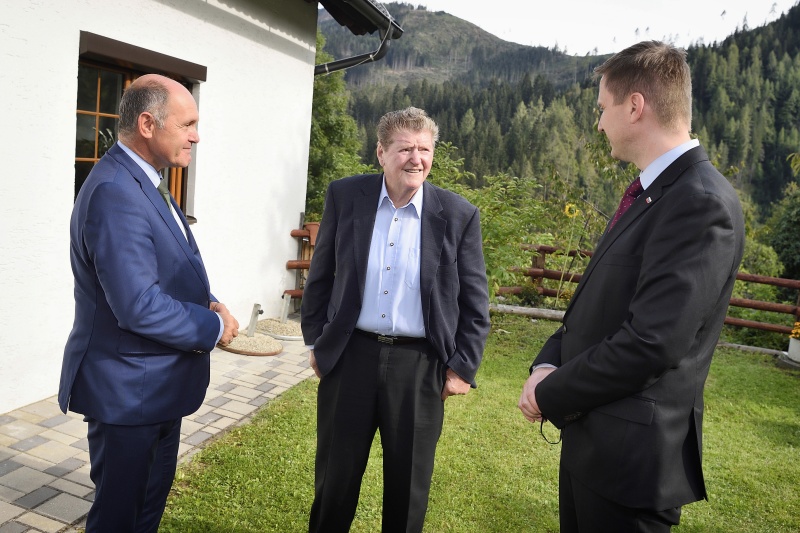 Gedenkveranstaltung am Perschmannhof - Eisenkappel. Von links: Nationalratspräsident Wolfgang Sobotka (V), Überlebender Lukas Sadovnik, slowenischer Parlamentspräsident Igor Zorčič