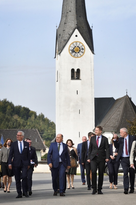 Gang zur Volksschule. Von links: Landtagspräsident Reinhard Rohr, Nationalratspräsident Wolfgang Sobotka (V), slowenischer Parlamentspräsident Igor Zorčič, Obmann der Gemeinschaft der Kärntner Slowenen und Sloweninnen Bernard Sadovnik