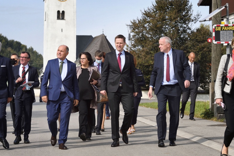 Gang zur Volksschule. Von links: Nationalratspräsident Wolfgang Sobotka (V), slowenischer Parlamentspräsident Igor Zorčič, Obmann der Gemeinschaft der Kärntner Slowenen und Sloweninnen Bernard Sadovnik