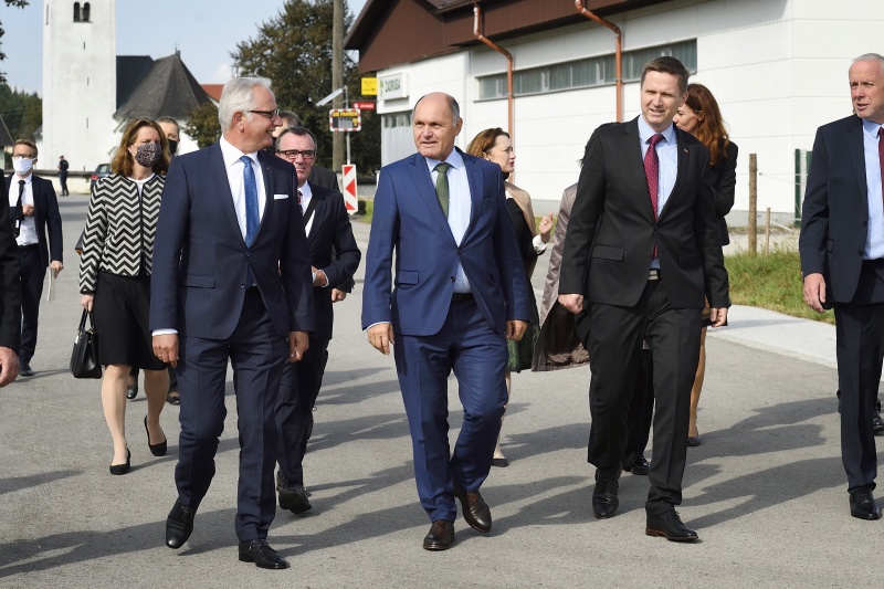 Gang zur Volksschule. Von links: Landtagspräsident Reinhard Rohr, Nationalratspräsident Wolfgang Sobotka (V), slowenischer Parlamentspräsident Igor Zorčič, Obmann der Gemeinschaft der Kärntner Slowenen und Sloweninnen Bernard Sadovnik
