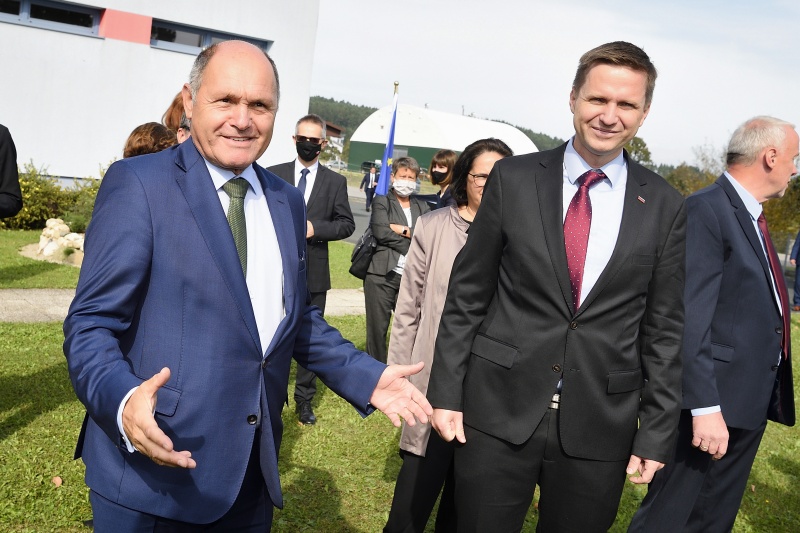 Zusammentreffen mit VolksgruppenvertreterInnen und Bürgermeistern der Region. Von links: Nationalratspräsident Wolfgang Sobotka (V), slowenischer Parlamentspräsident Igor Zorčič