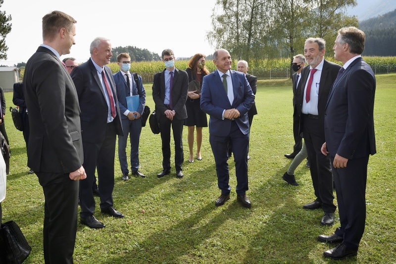 Zusammentreffen mit VolksgruppenvertreterInnen und Bürgermeistern der Region. Von links: Slowenischer Parlamentspräsident Igor Zorčič, Nationalratspräsident Wolfgang Sobotka (V), Obmann der Gemeinschaft der Kärntner Slowenen und Sloweninnen Bernard Sadovnik
