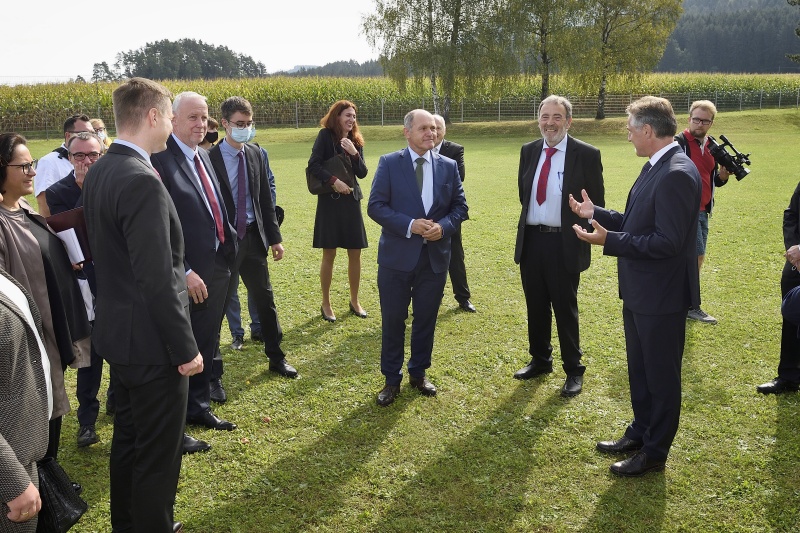 Zusammentreffen mit VolksgruppenvertreterInnen und Bürgermeistern der Region. Von links: Slowenischer Parlamentspräsident Igor Zorčič, Nationalratspräsident Wolfgang Sobotka (V), Obmann der Gemeinschaft der Kärntner Slowenen und Sloweninnen Bernard Sadovnik