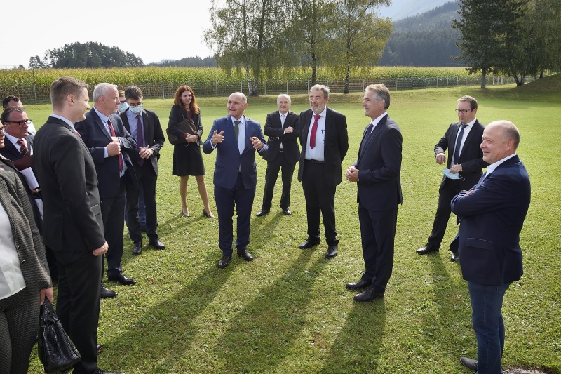 Zusammentreffen mit VolksgruppenvertreterInnen und Bürgermeistern der Region. Von links: Slowenischer Parlamentspräsident Igor Zorčič, Nationalratspräsident Wolfgang Sobotka (V), Obmann der Gemeinschaft der Kärntner Slowenen und Sloweninnen Bernard Sadovnik