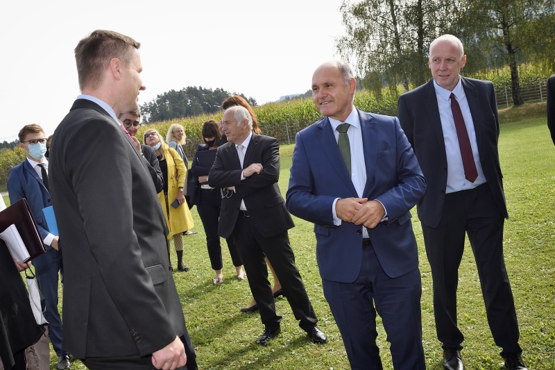 Zusammentreffen mit VolksgruppenvertreterInnen und Bürgermeistern der Region. Von links: Slowenischer Parlamentspräsident Igor Zorčič, Nationalratspräsident Wolfgang Sobotka (V), Obmann der Gemeinschaft der Kärntner Slowenen und Sloweninnen Bernard Sadovnik