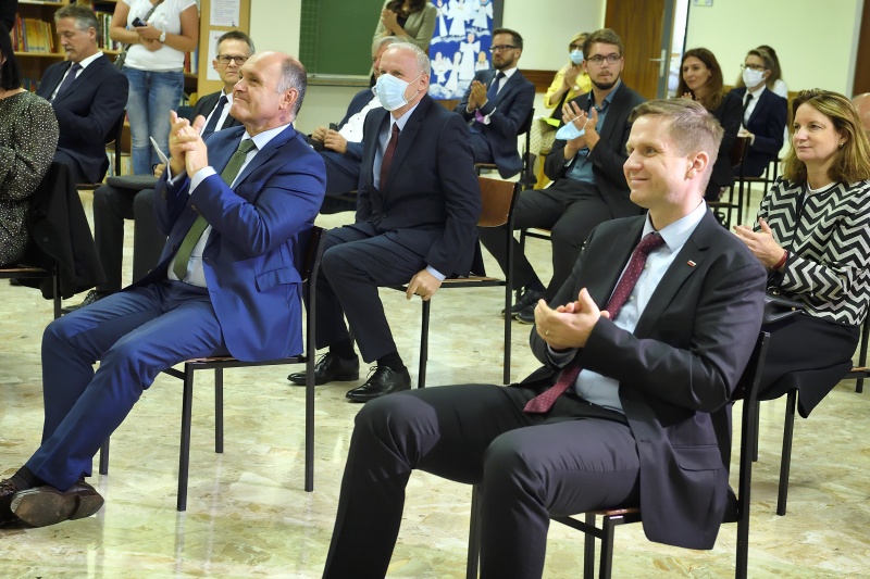 Festakt in der Volksschule. Von links: Nationalratspräsident Wolfgang Sobotka (V), slowenischer Parlamentspräsident Igor Zorčič