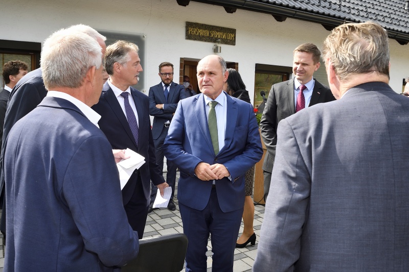 Gedenkveranstaltung am Perschmannhof - Eisenkappel. Von links: Bürgermeister Eisenkappel Franz Josef Smrtnik, Nationalratspräsident Wolfgang Sobotka (V), slowenischer Parlamentspräsident Igor Zorčič