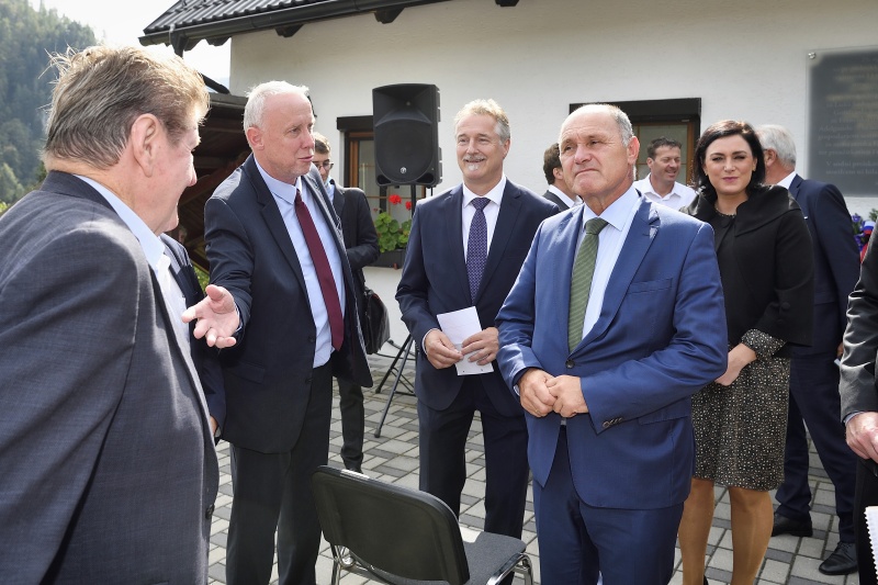 Gedenkveranstaltung am Perschmannhof - Eisenkappel. Von links: Überlebender Lukas Sadovnik, Obmann der Gemeinschaft der Kärntner Slowenen und Sloweninnen Bernard Sadovnik, Bürgermeister Eisenkappel Franz Josef Smrtnik, Nationalratspräsident Wolfgang Sobotka (V), Landwirtschaftsministerin Elisabeth Köstinger (V)