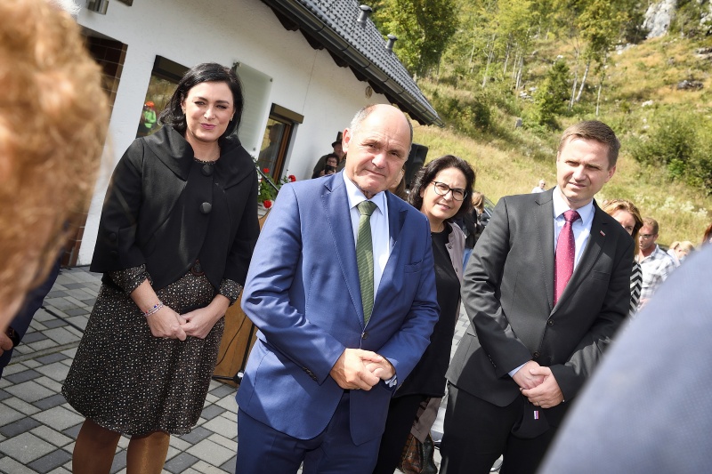 Gedenkveranstaltung am Perschmannhof - Eisenkappel. Von links: Landwirtschaftsministerin Elisabeth Köstinger (V), Nationalratspräsident Wolfgang Sobotka (V), slowenischer Parlamentspräsident Igor Zorčič