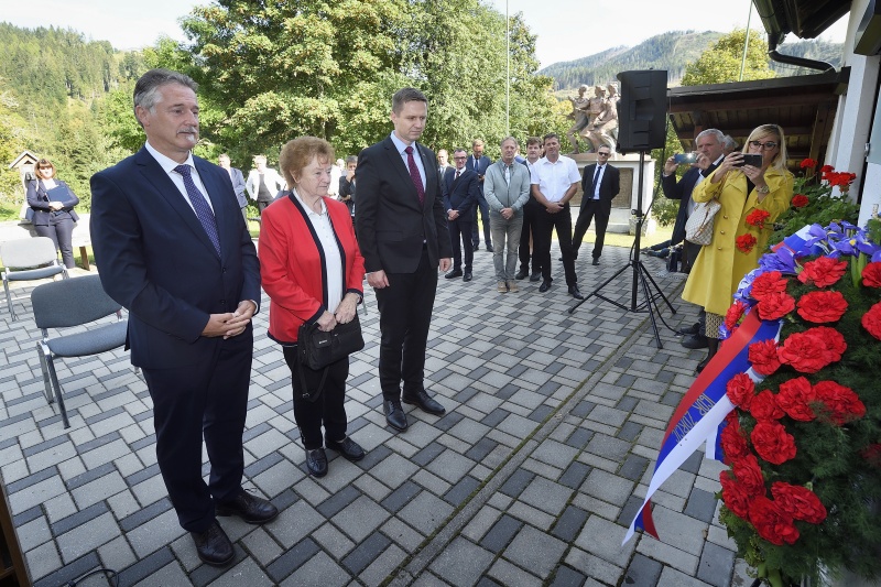 Gedenkveranstaltung am Perschmannhof - Eisenkappel. Von links: Bürgermeister Eisenkappel Franz Josef Smrtnik, Überlebende Amalia Sadovnik, slowenischer Parlamentspräsident Igor Zorčič
