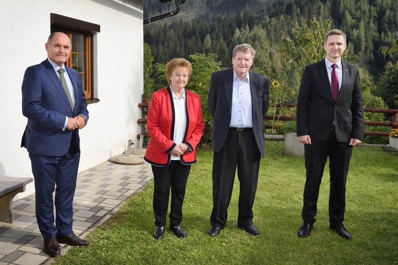 Gedenkveranstaltung am Perschmannhof - Eisenkappel. Von links: Nationalratspräsident Wolfgang Sobotka (V), Überlebende Amalia Sadovnik, Überlebender Lukas Sadovnik, slowenischer Parlamentspräsident Igor Zorčič