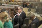 Bildmitte: Nationalratsabgeordneter Karlheinz Kopf (V) auf seinem Sitzplatz im Plenum