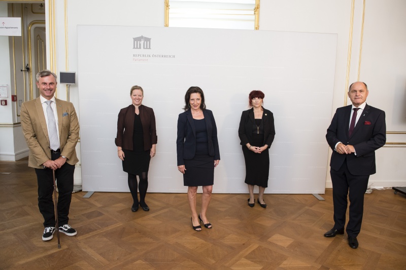 Von rechts: Nationalratspräsident Wolfgang Sobotka (V), Gebärdendolmetscherinnen, Dritter Nationalratspräsident Norbert Hofer (F), 