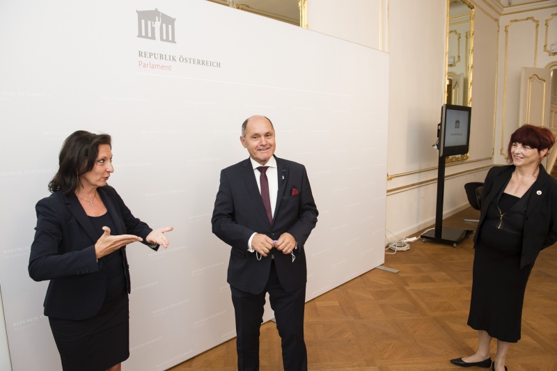 Bildmitte: Nationalratspräsident Wolfgang Sobotka (V) mit Gebärdendolmetscherinnen