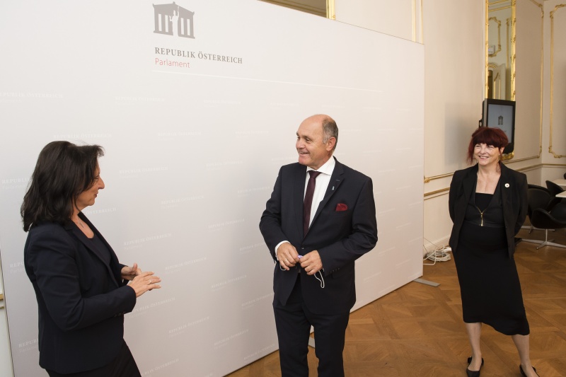 Bildmitte: Nationalratspräsident Wolfgang Sobotka (V) mit Gebärdendolmetscherinnen