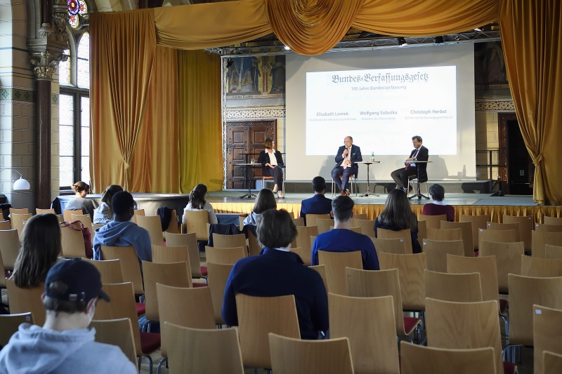 Von links: OGH-Präsidentin Elisabeth Lovrek, Nationalratspräsident Wolfgang Sobotka (V), Verfassungsrichter Christoph Herbst