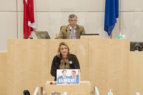 Top 1-2 COVID-19 Maßnahmengesetz. Am Rednerpult: Nationalratsabgeordnete Dagmar Belakowitsch (F). Am Präsidium: Dritter Nationalratspräsident Norbert Hofer (F)