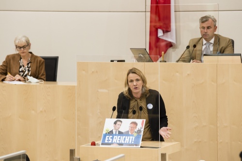 Top 1-2 COVID-19 Maßnahmengesetz. Am Rednerpult: Nationalratsabgeordnete Dagmar Belakowitsch (F). Am Präsidium: Dritter Nationalratspräsident Norbert Hofer (F)